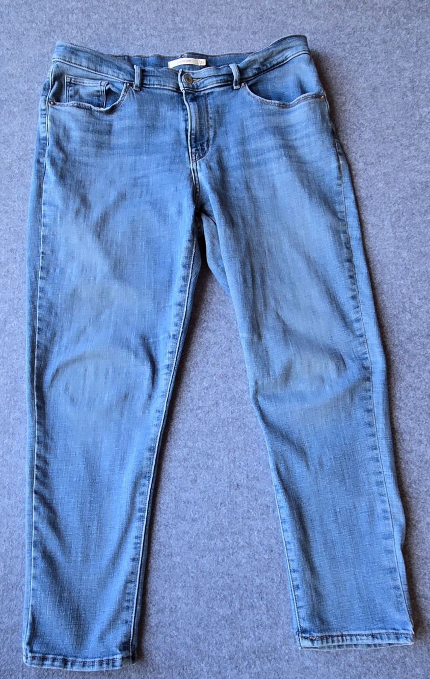 Levi's Classic Crop Jeans Women's Medium Wash Mid Rise Size 32 / Measures 34x26